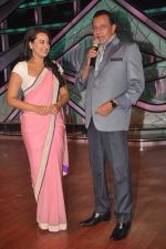 Sonakshi Sinha, Mithun Chakraborty promotes Rowdy Rathore on DID L_il Masters in Mumbai on 15th May 2012 (15).JPG